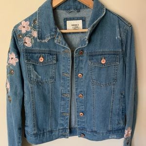 Forever 21 jean jacket w embroidered flowers